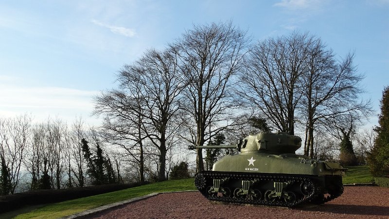 Tank_commémoratif_du_mémorial_de_Montormel_(Orne).jpg