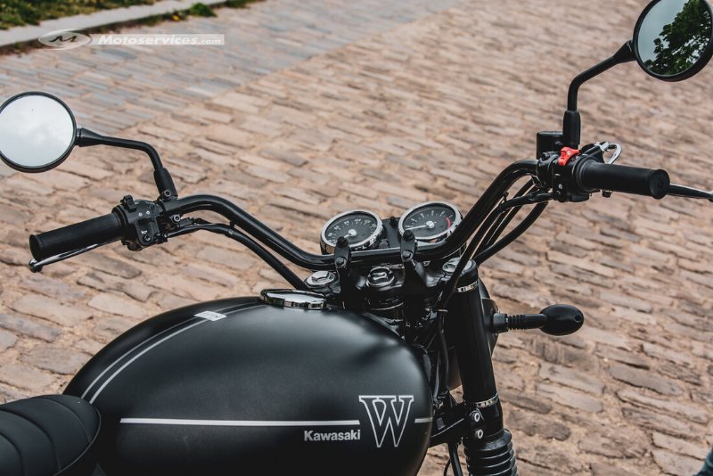W800 Street 2019 Guidon.jpg