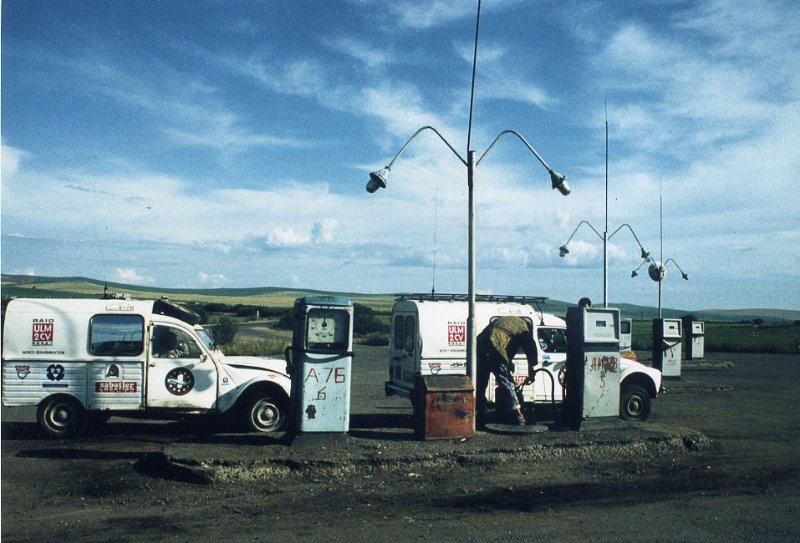 Station essence Sibérie 2CV.jpg