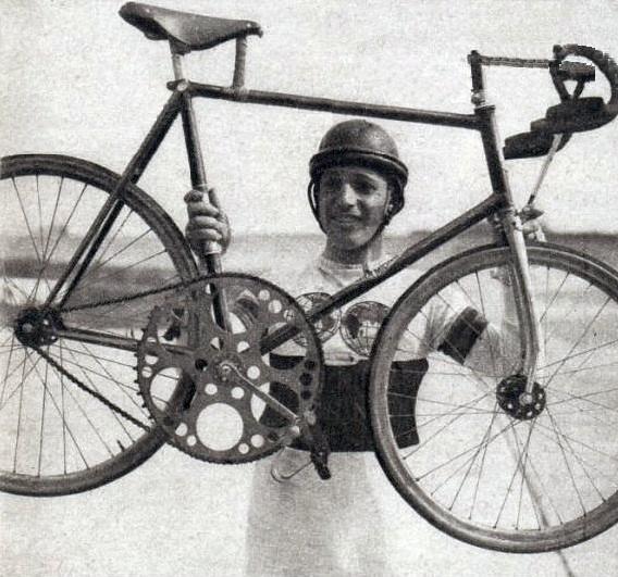 Georges_Paillard_et_son_vélo_type_stayer,_utilisé_en_mars_1937_(puis_octobre)_pour_son_record_mondial_de_vitesse_à_vélo_sur_le_plat_derrière_abri,_à_l'autodrome_Linas-Montlhéry_(137.404_kmh).jpg
