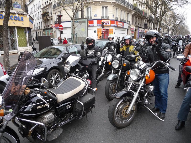 manif FFMC + potes en Guzzi.JPG