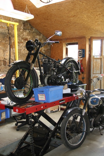 BSA B31 er C11 en chantier.JPG