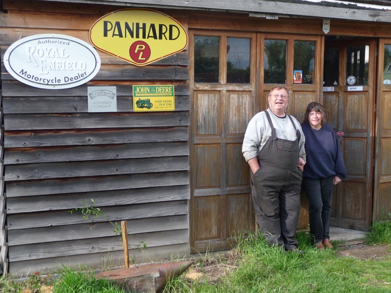 les Jiv' devant atelier.JPG