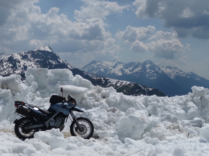 F 650 GS bloquée par la neige.JPG