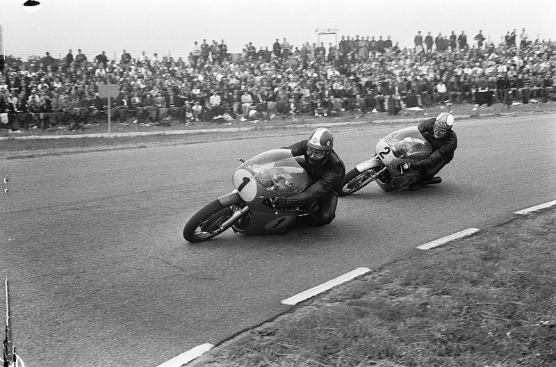 1280px-500cc_race._Mike_Hailwood_en_Giacomo_Agostini_in_actie,_Bestanddeelnr_920-4323.jpg