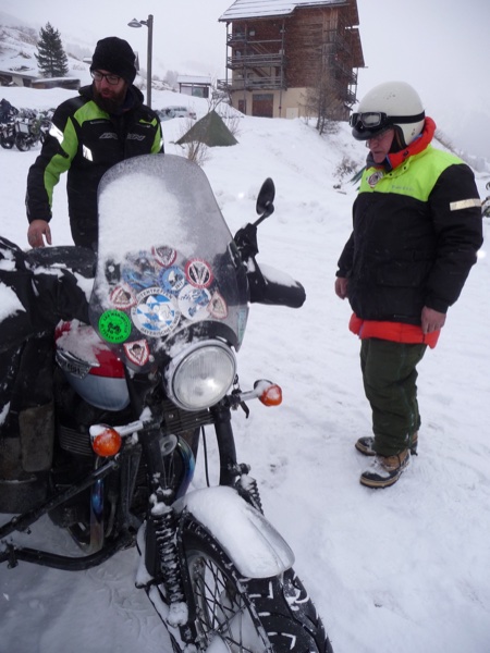 Captain Bertie admire attelage T100.JPG