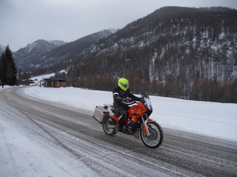 KTM solo sur route enneigée.JPG