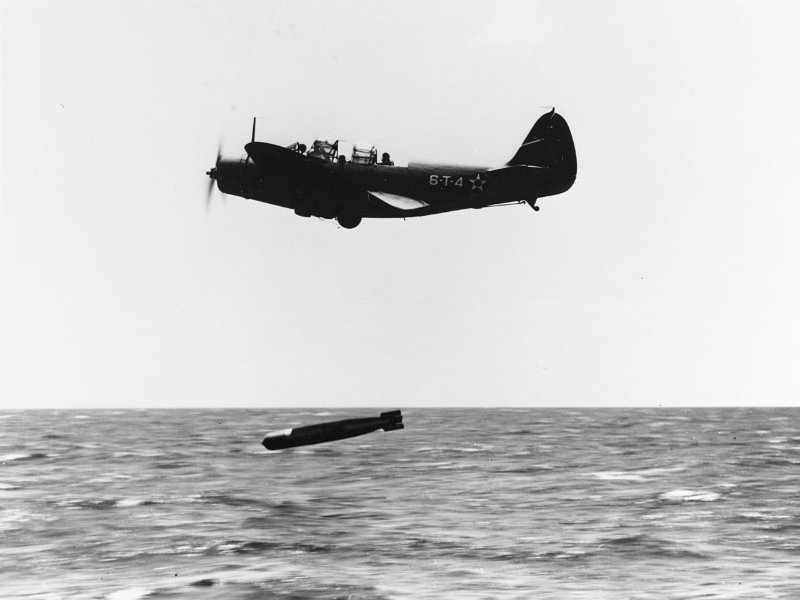 Douglas_TBD-1_Devastator_of_VT-6_dropping_Mark_13_torpedo,_20_October_1941_(80-G-19230-B).jpg
