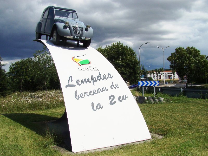 Monument_commémoratif_de_l'invention_de_la_2CV_à_Lempdes.JPG