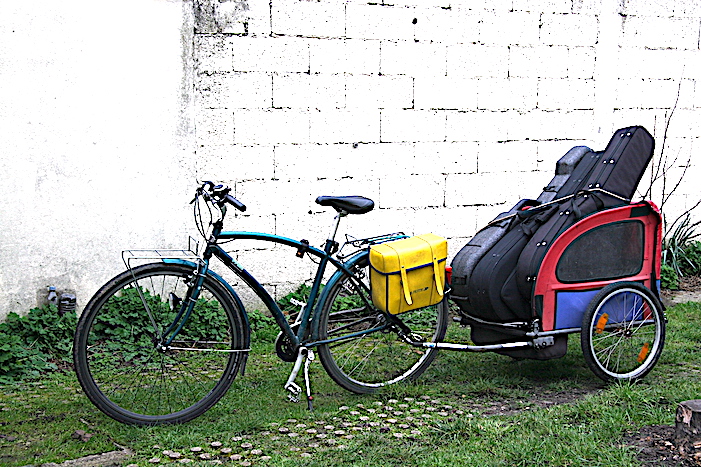vélo + remorque + guitares mail.JPG
