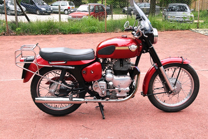 R-E 700 Super meteor coté droit.JPG