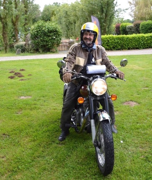 Marco arrive au rassemblement.jpg
