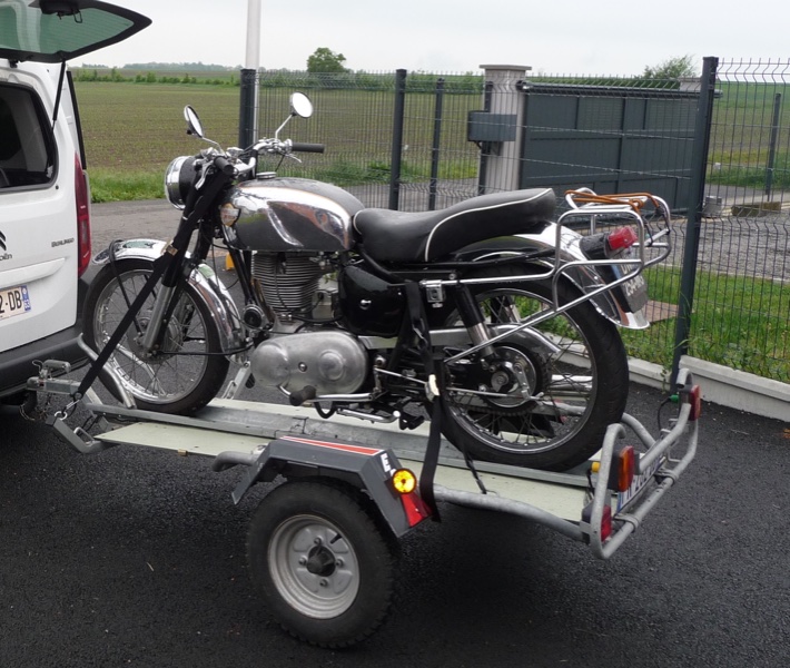 RE BH sur remorque.JPG