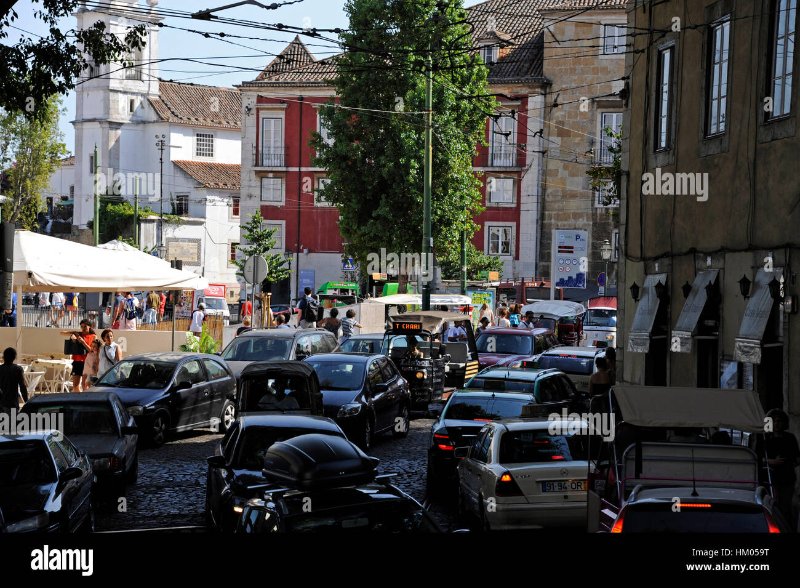 embouteillage-dans-la-rua-sao-tome-alfama-lisboa-lisbonne-portugal-europe-hm059t.jpg