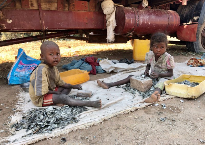 191114-madagascar-mica-two-children-processing-se-222p-2500x1771.jpeg.jpg