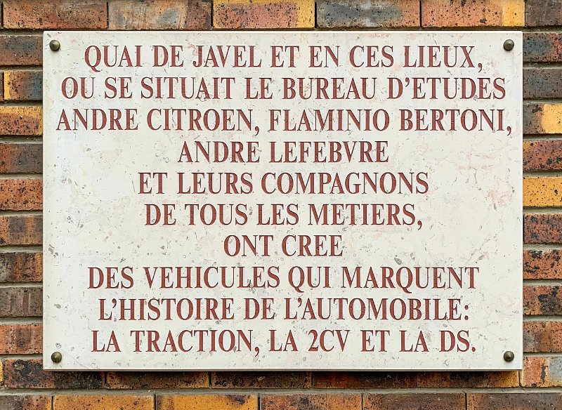 Plaque_indiquant_l'ancien_emplacement_du_bureau_d'études_de_Citroën_où_furent_conçues_des_voitures_mythiques,_rue_du_Théâtre_(Paris).jpg