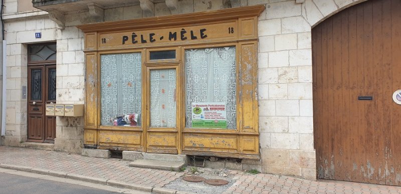 Ancienne devanture à St Gaultier - 1.jpg