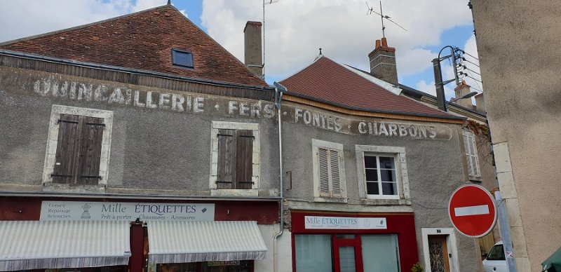 Devanture ancienne à Neuvy St Sépulchre.jpg