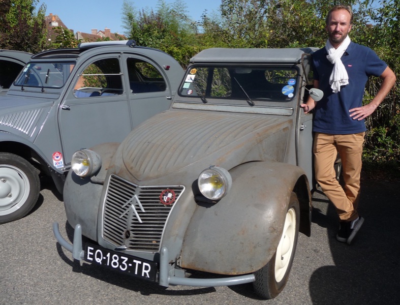 Pierre et sa 2CV PO.JPG