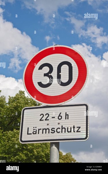 panneau-de-signalisation-vitesse-limitee-a-30-km-h-22-06-heures-laermschutz-allemand-pour-controle-du-bruit-cxr88h.jpg