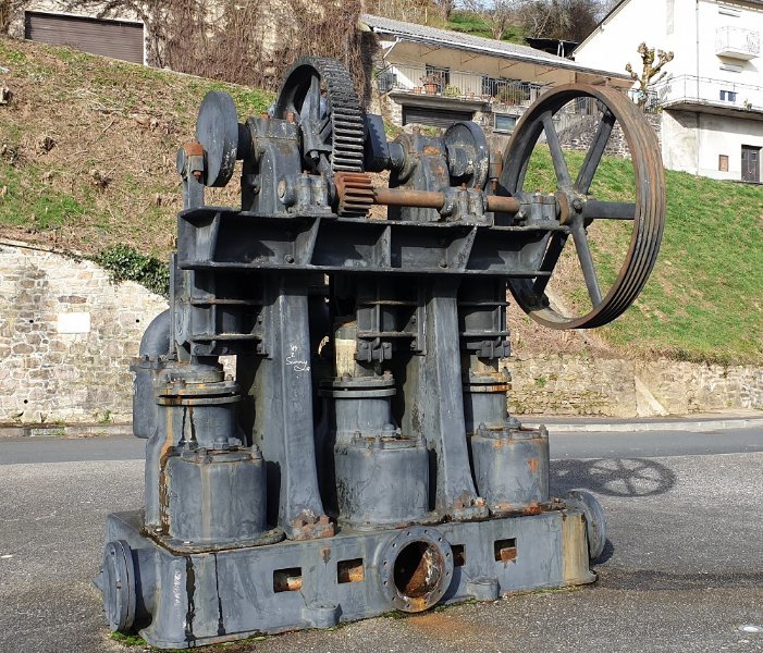 Moteur stationnaire Uzerche-1.jpg