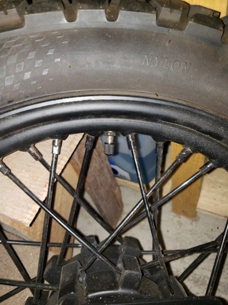 Valve de la roue de secours type tube.jpg