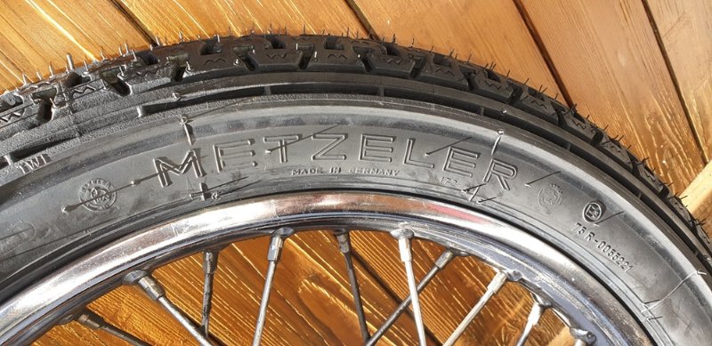 Pneu arrière Metzeler 3.50 x 19 - détail.jpg