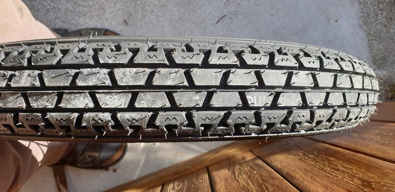 Pneu arrière Metzeler.jpg