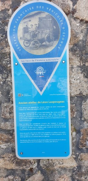 Tout est là sur cette plaquette apposée sur son atelier.jpg