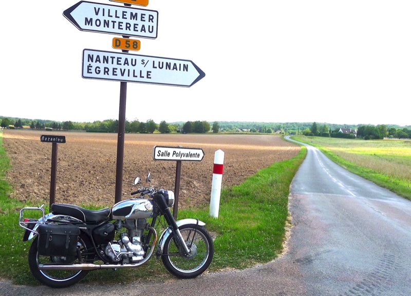 RE Bullet BH sur la route.JPG