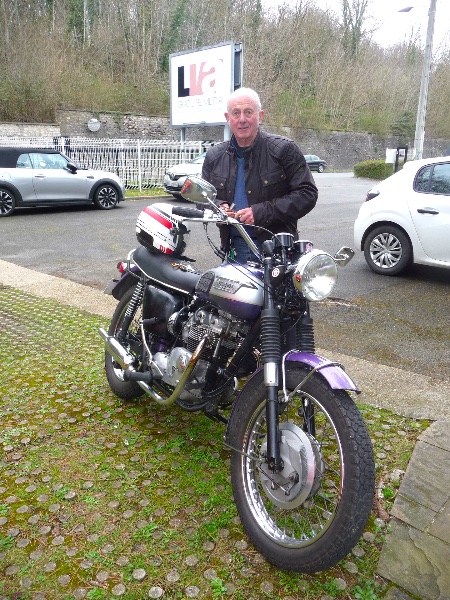 Luc et sa T100.JPG