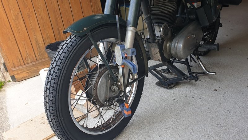 2-La roue est en place et il faut rebrancher le câble de frein.jpg