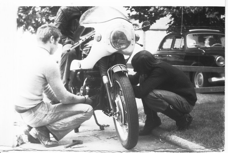 Triumph devant chez JY.jpg