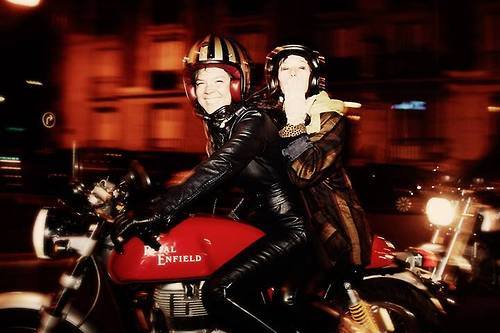 femme-sur-une-moto-12.jpg