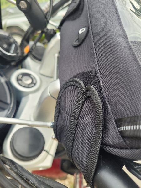 sacoche fixations velcro plus sortie câble.jpg