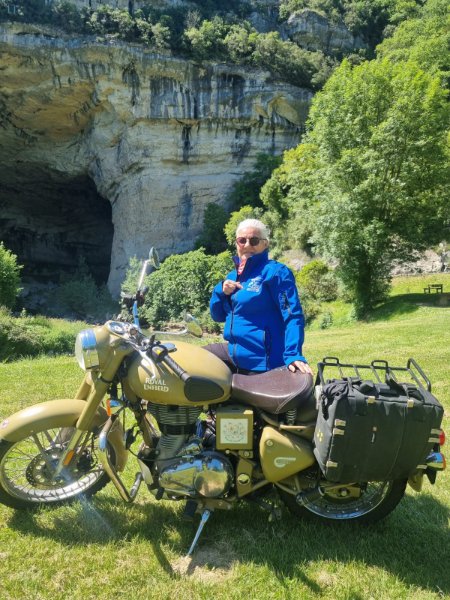 Nadine + moto + grotte , logo RA.jpeg