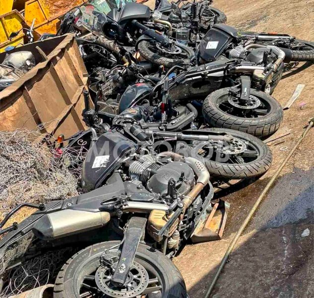 royal-enfield-himalayan-750-discard-scrap-garbage-bins-3-1068x1012.jpg
